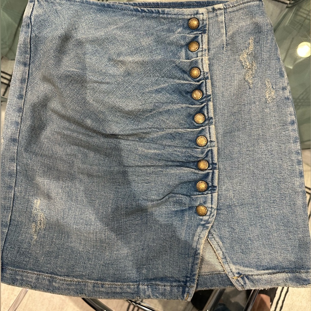 Retrofits distressed Jean skirt. Small